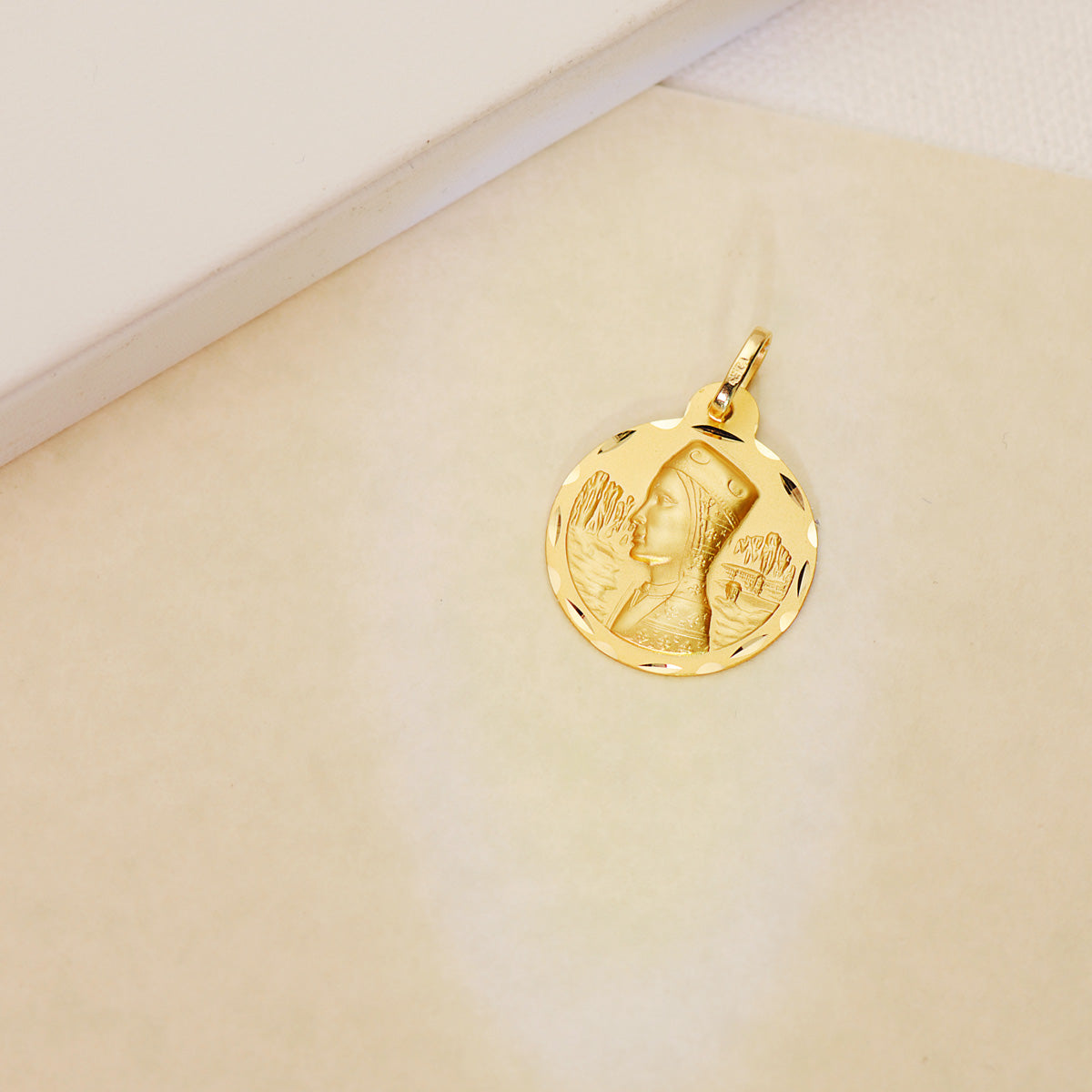 Medalla Virgen de Montserrat Tallada 20 mm de oro amarillo 18K