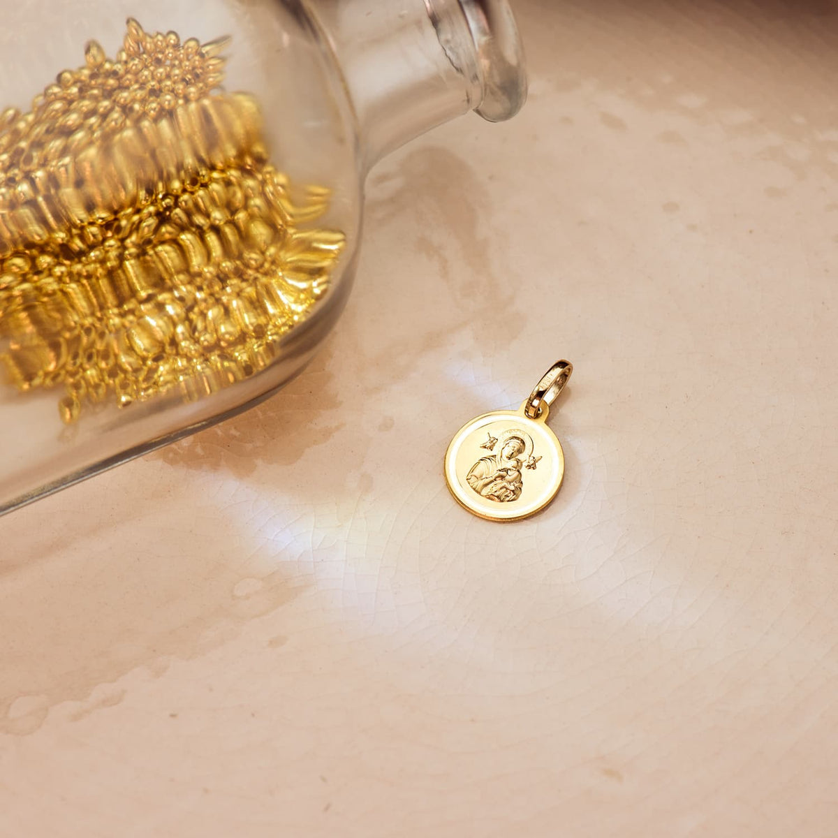 Medalla Virgen del Perpetuo Socorro Bisel 12 mm de oro amarillo 18K