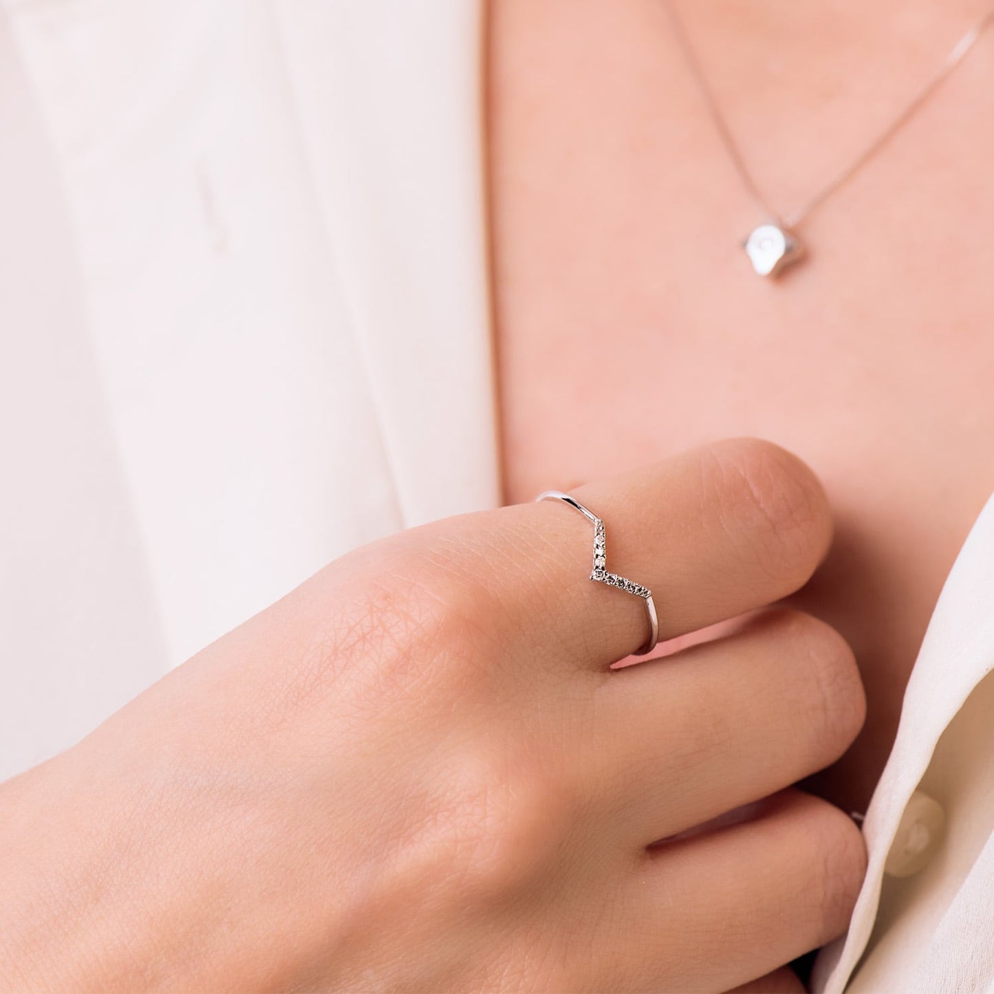 18K SORTIJA ORO BLANCO 7 DIAMANTES 0.035 QTS. G-VS2. CUERPO REDONDO 1 MM