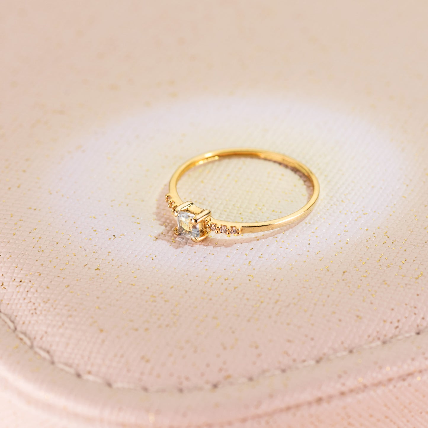 18K SORTIJA ORO AMARILLO 6 DIAMANTES 0.030QTS. G-VS2 AGUAMARINA 3X3MM CUERPO 1MM