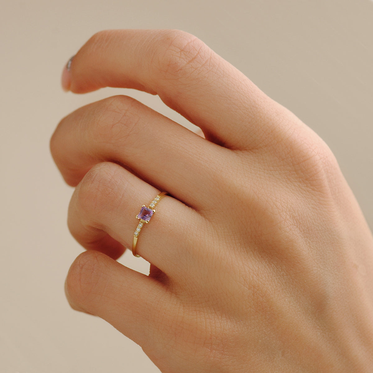Sortija 6 Diamantes de Laboratorio 0,030qts. G-vs2. Amatista 3x3mmcuerpo 1 mm de oro amarillo 18K