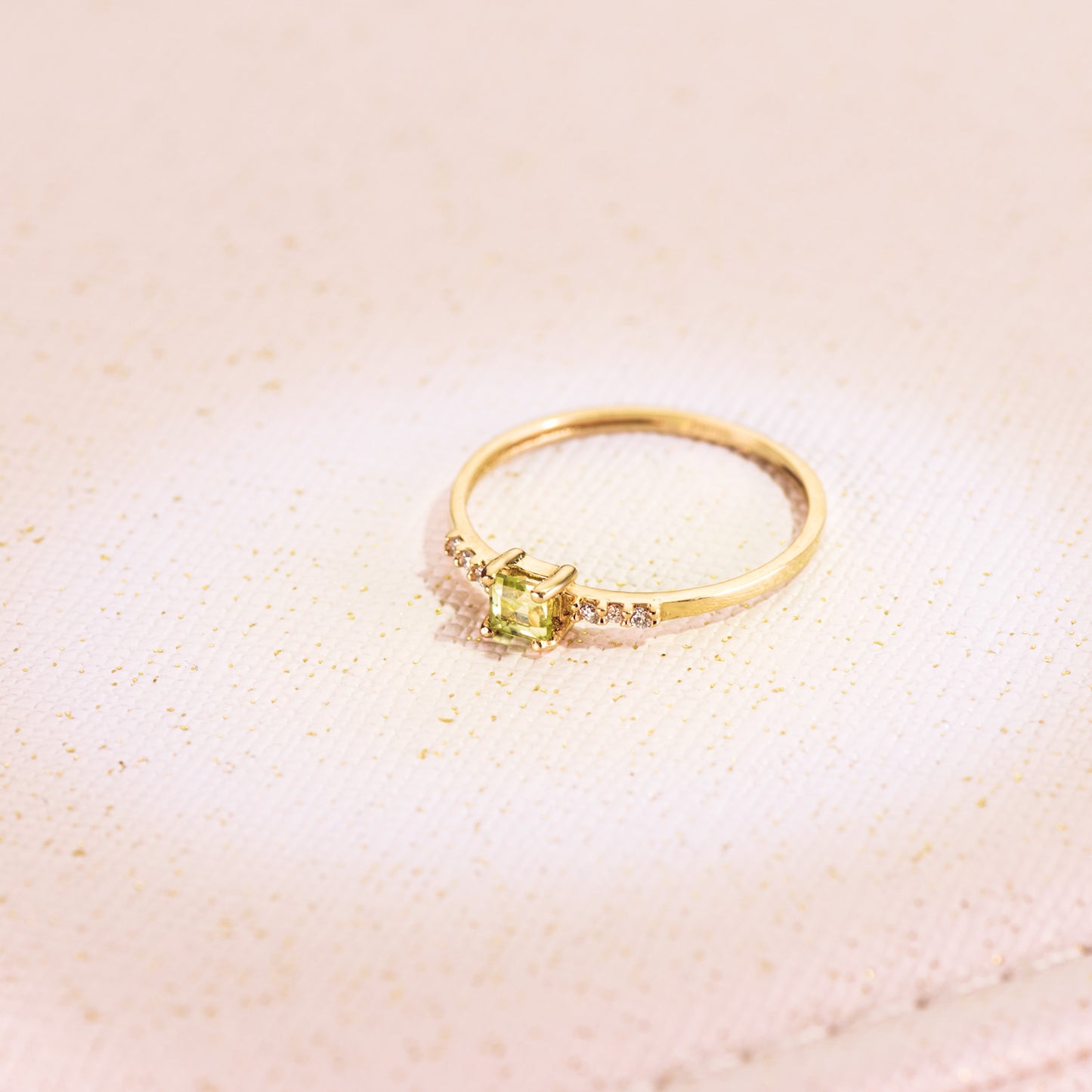 18K SORTIJA ORO AMARILLO 6 DIAMANTES 0,030 QTS. G-VS2. OLIVINA 3X3MM CUERPO 1 MM