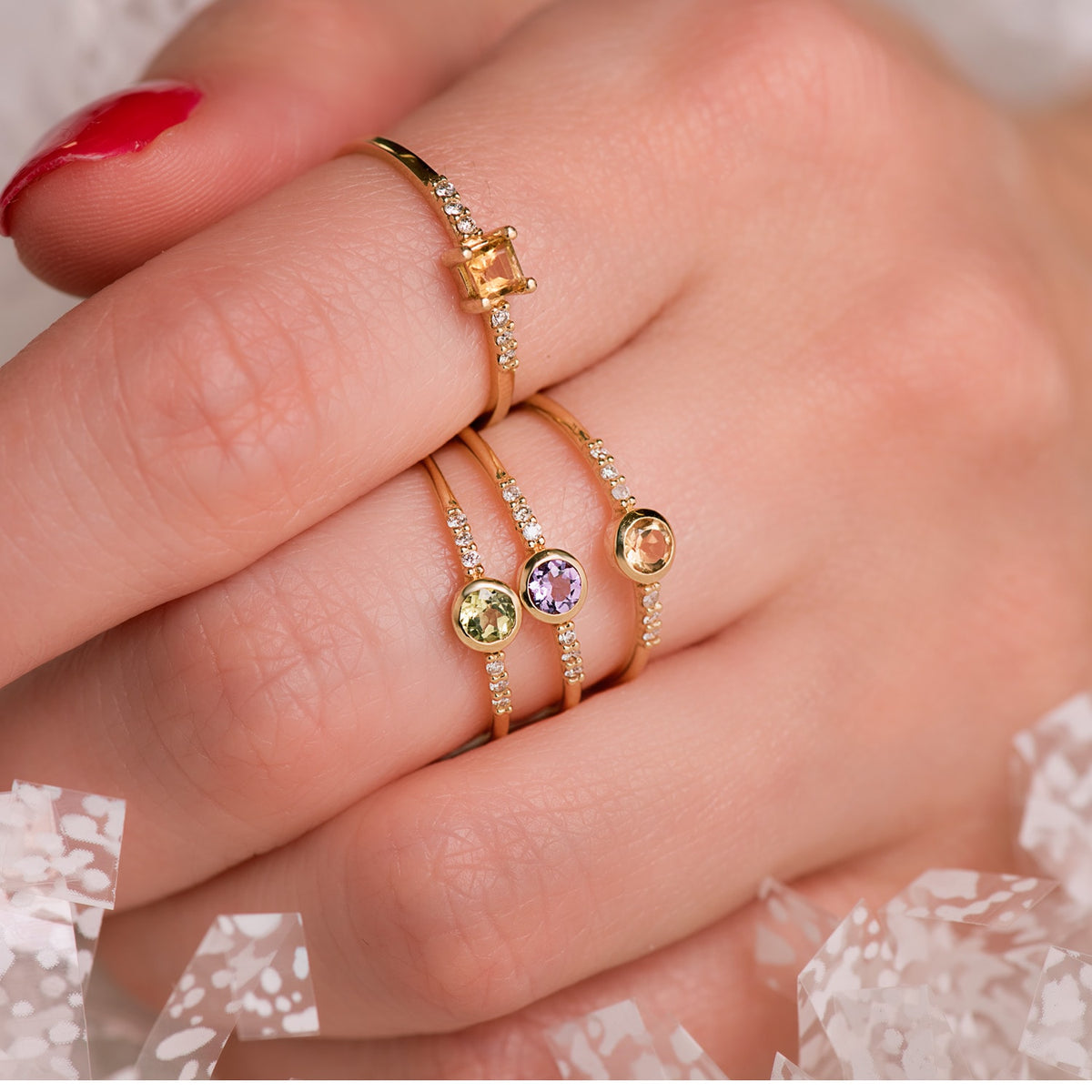 Sortija 6 Diamantes de Laboratorio 0,030 Qts. G-vs2. Olivina 3 mm de oro amarillo 18K