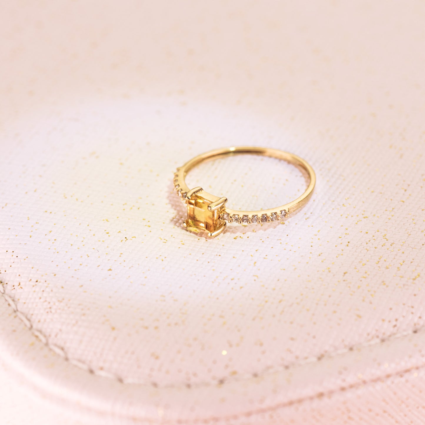 18K SORTIJA ORO AMARILLO 14 DIAMANTES 0.070QTS. G-VS2. CITRINO 4X4MM CUERPO 1 MM