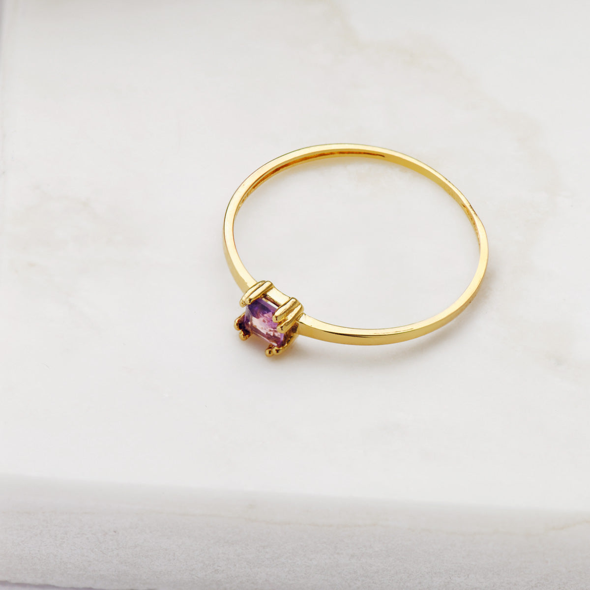 Sortija Amatista Natural 4 x 3 mm. Ancho Cuerpo 1,10 mm de oro amarillo 18K