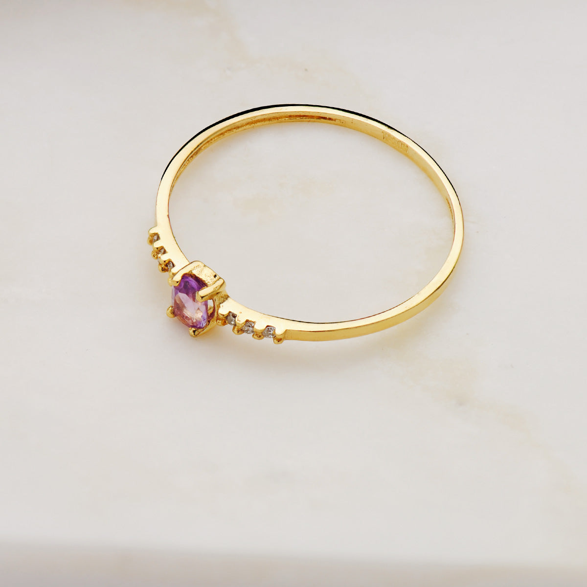 18K SORTIJA DIAMANTE ORO AMARILLO 0.030 QT OVAL AMATISTA NATURAL 4 X 3 MM CUERPO 1.30 MM