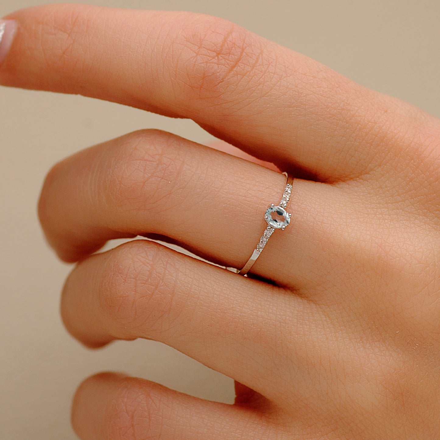 18K SORTIJA DIAMANTE ORO BLANCO 0.030 QT OVAL AGUAMARINA NATURAL 4 X 3 MM CUERPO 1.30 MM