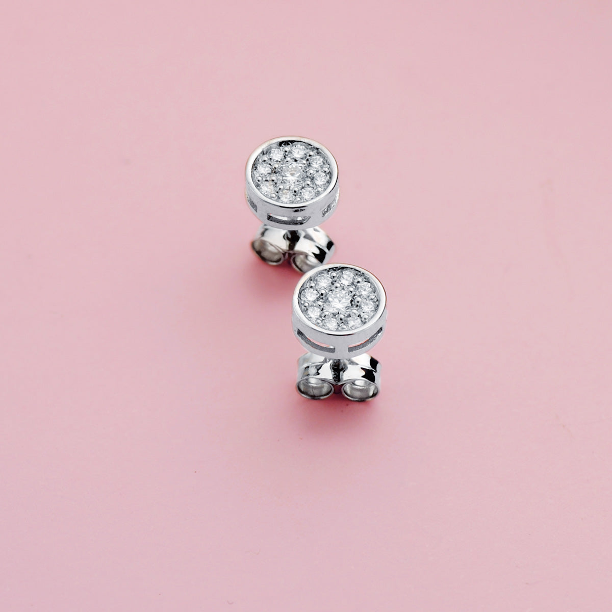 Pendientes con 18 Diamantes Laboratorio Vs2-g 0,360 Qtes. Medida: 7 x 7 mm. de oro blanco 18K