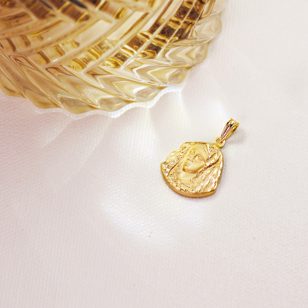 18K MEDALLA ORO AMARILLO VIRGEN DE LA MACARENA SILUETA 24 x 19 MM