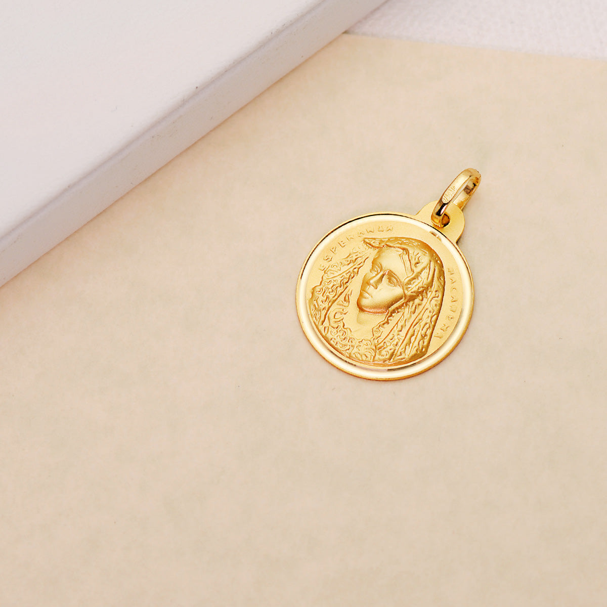 Medalla Virgen Macarena Bisel 20 mm de oro amarillo 18K