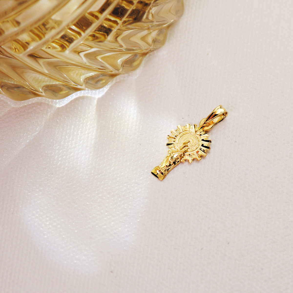 Medalla Virgen del Pilar Silueta 21 x 11 mm de oro amarillo 18K