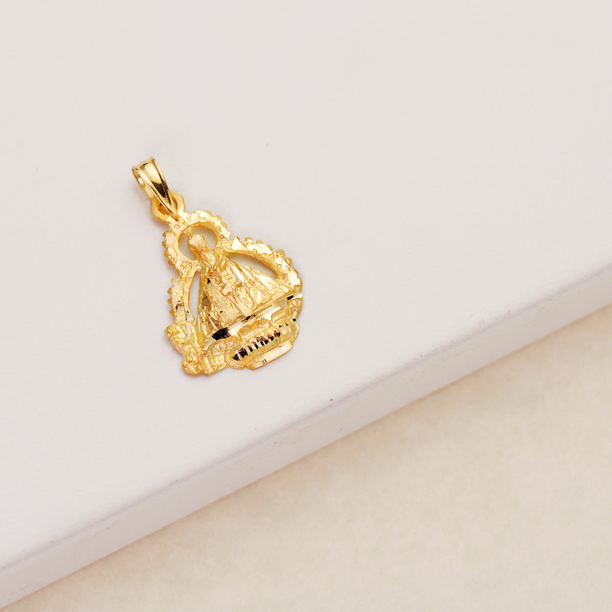 Medalla Virgen de la Cabeza Escudo 22 x 15 mm de oro amarillo 18K