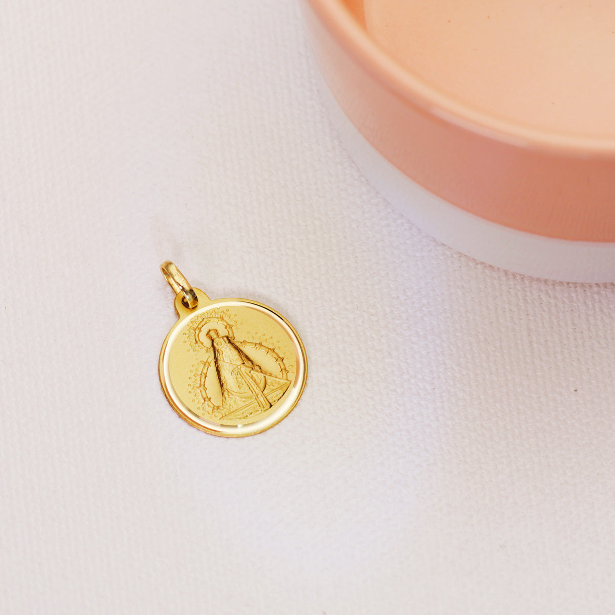 Medalla Virgen de la Cabeza Bisel 18 mm de oro amarillo 18K