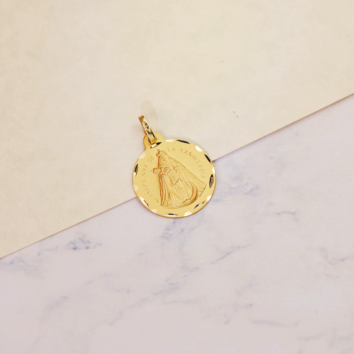 Medalla Nuestra Señora de la Candelaria 20 mm de oro amarillo 18K