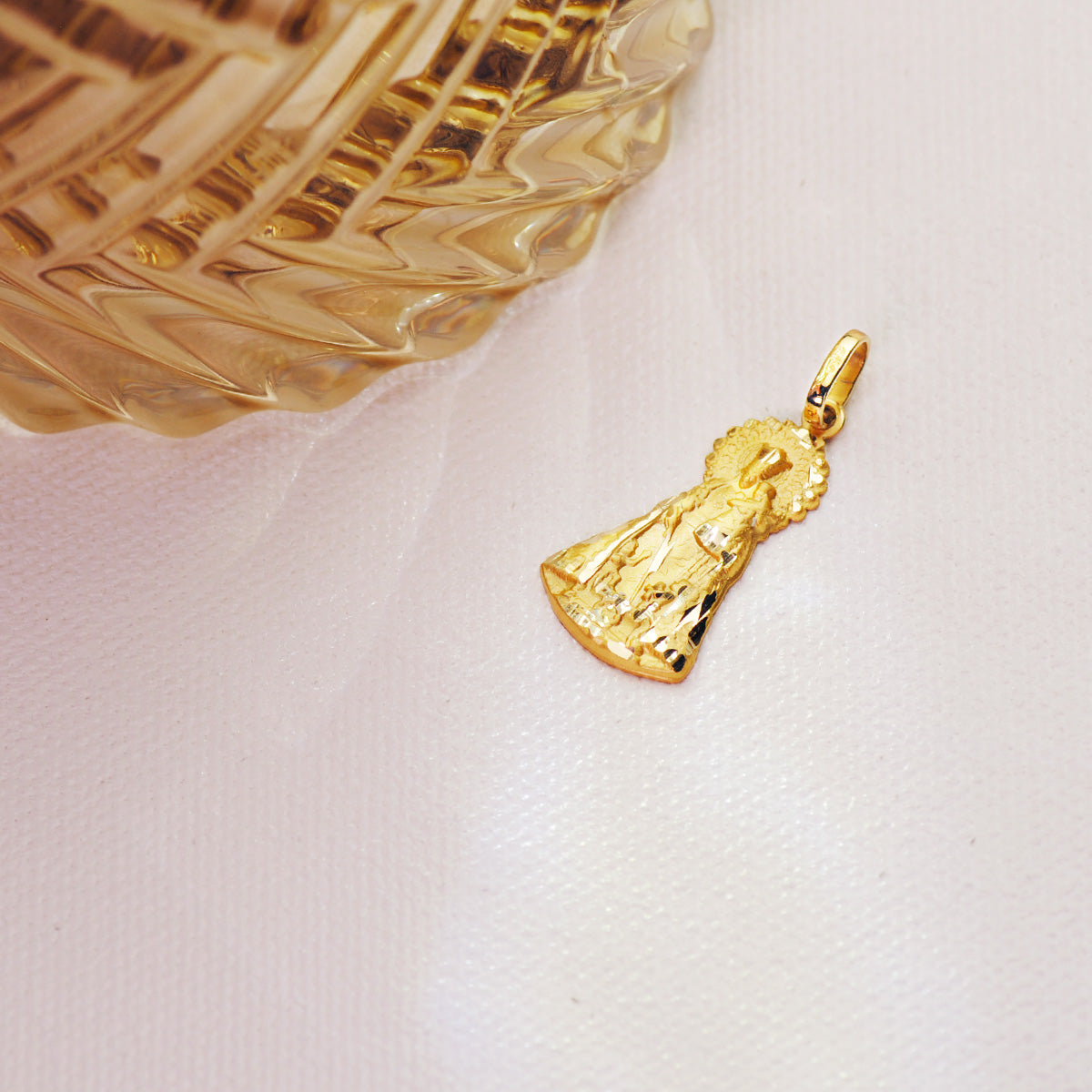 18K MEDALLA SILUETA VIRGEN ORO AMARILLO DE LOS DESAMPARADOS 23X13 MM