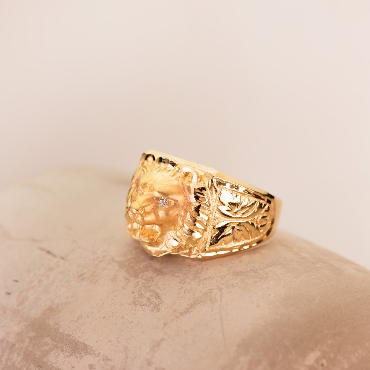 18K SELLO ORO AMARILLO CABEZA DE LEON ANCHO 15 MM
