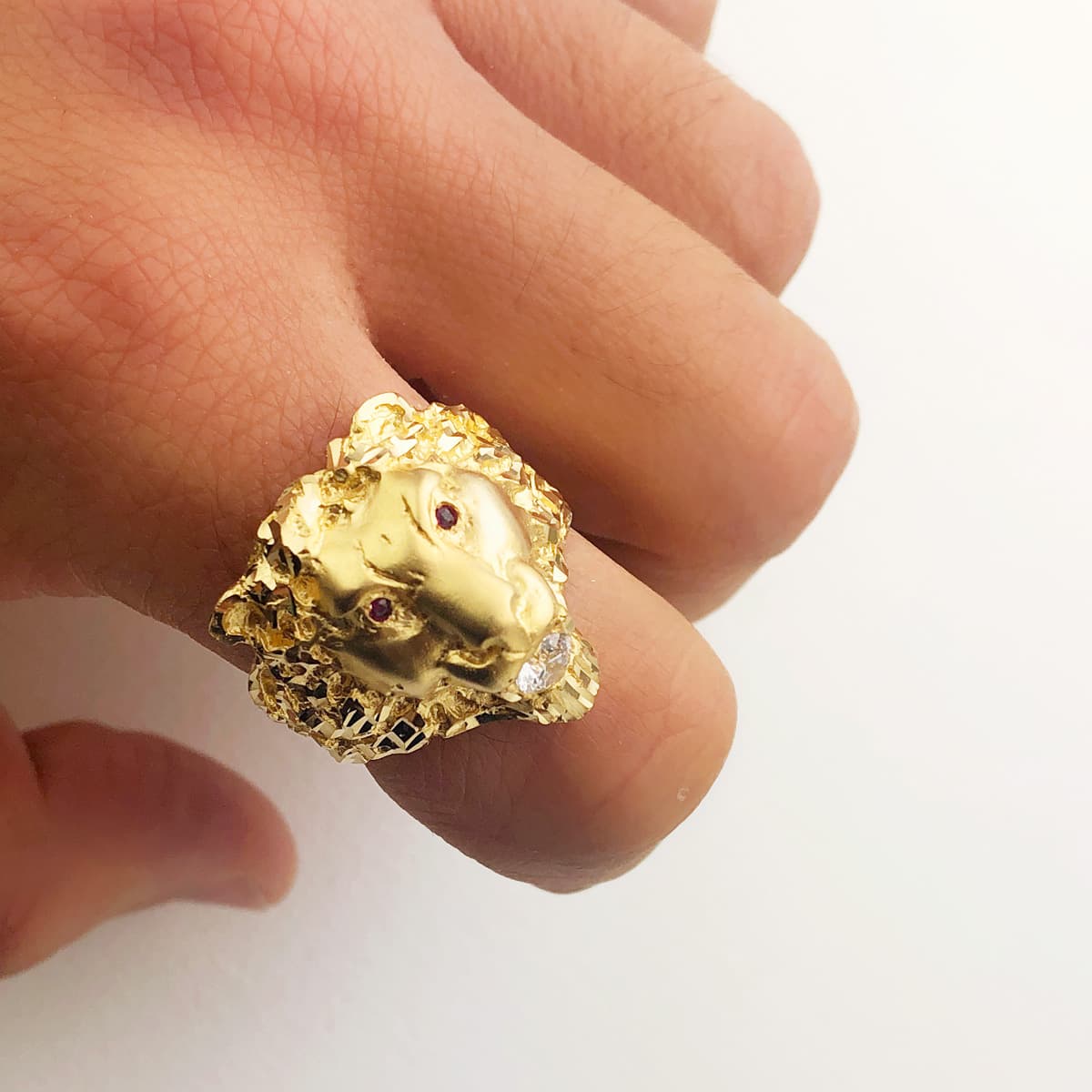 18K SELLO ORO AMARILLO CABEZA DE LEON CON CIRCONITA Y OJOS RUBI ANCHO 23 MM