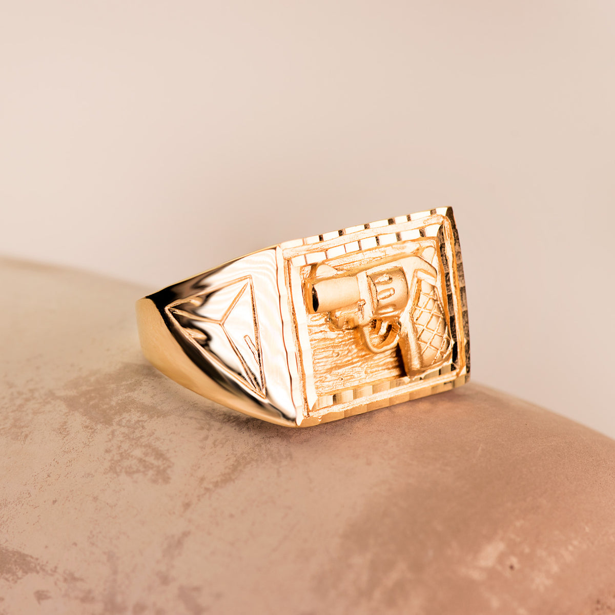 Sello Caballero Pistola Tallada Rectangular 21 x 16 mm de oro amarillo 18K