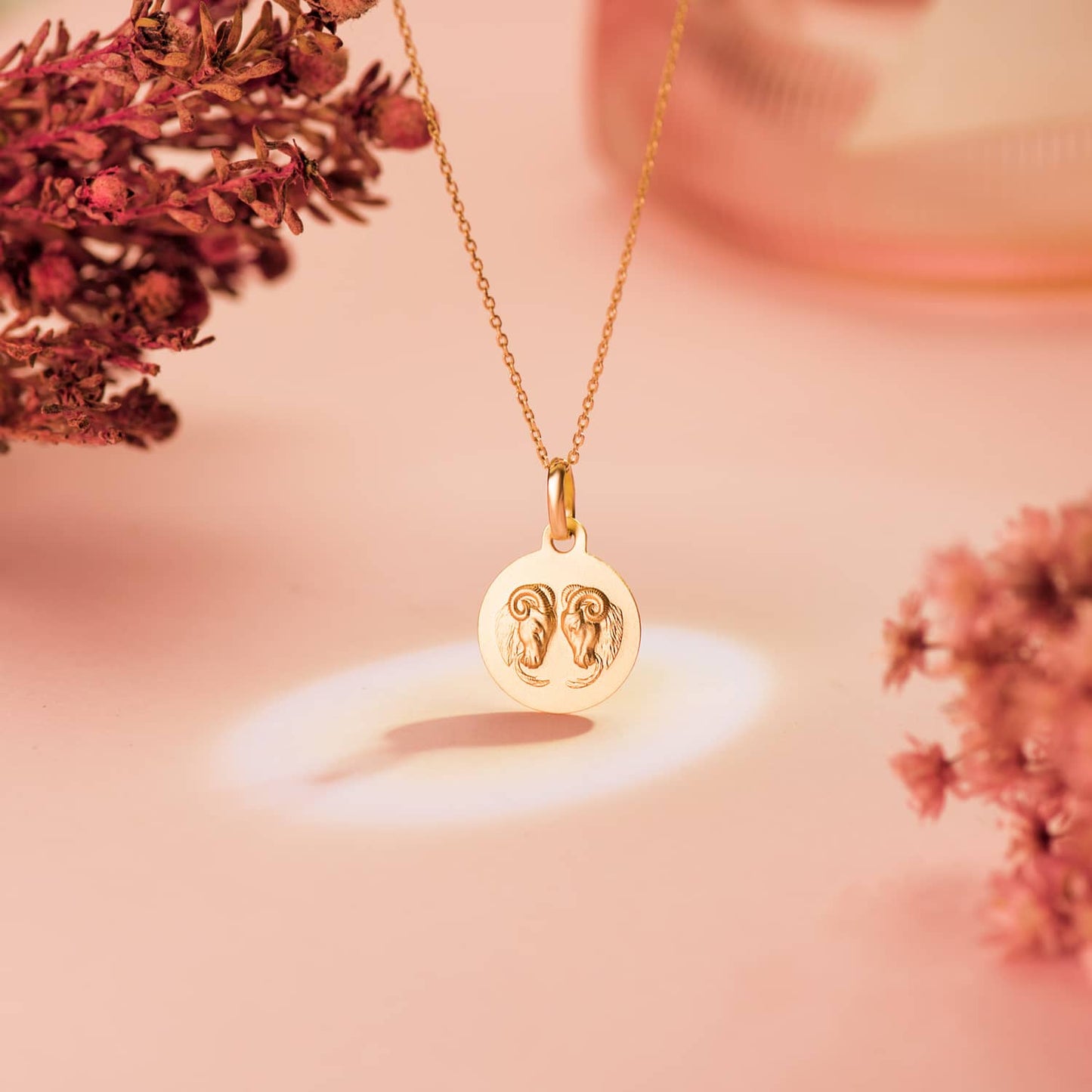Medalla Horoscopo Aries Matizada 13 mm de oro amarillo 18K