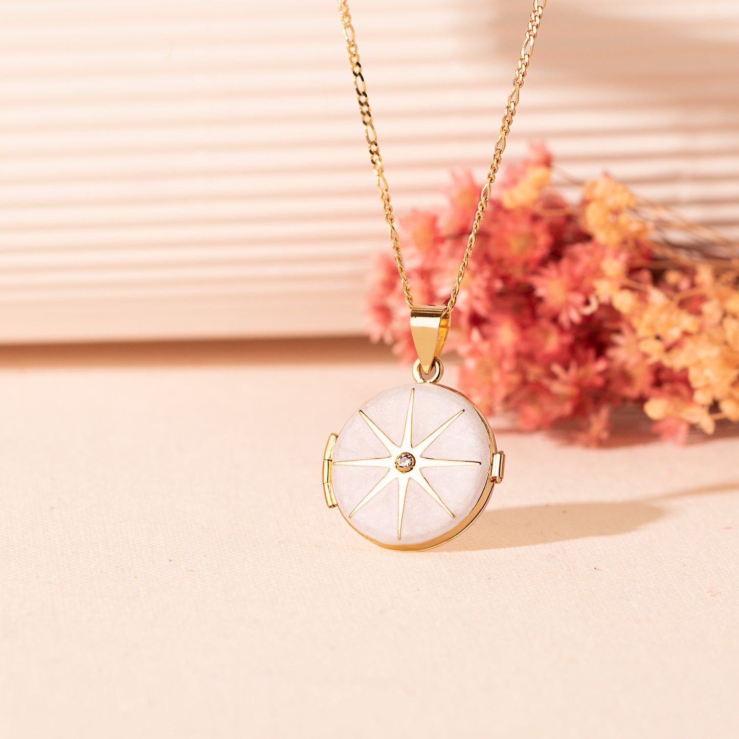 18K GUARDAPELO DIJE PORTAFOTOS REDONDO ORO AMARILLO ESMALTE BLANCO DIAMANTE 0.035 QTES. 21 MM