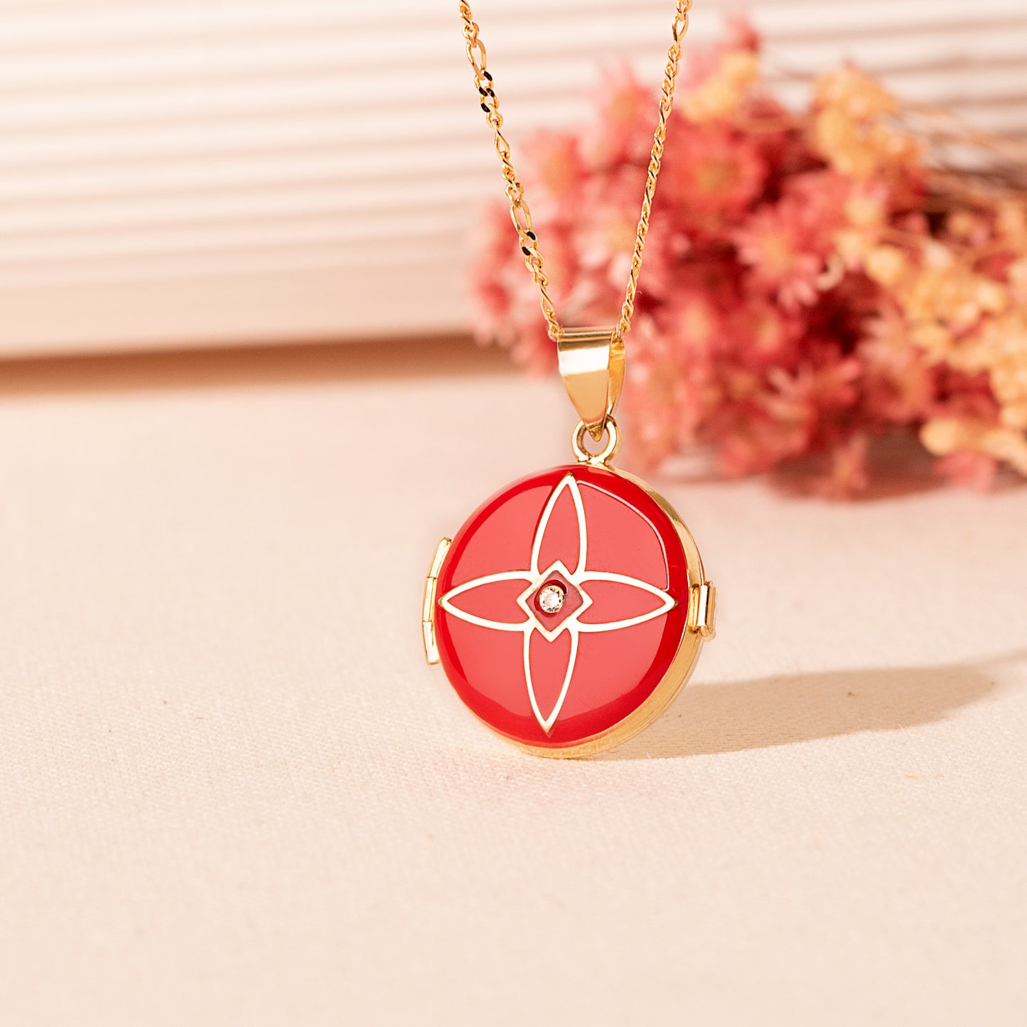 18K PORTAFOTOS COLGANTE ORO AMARILLO GUARDAPELO DIJE REDONDO ESMALTE ROJO DIAMANTE 0.035 QTES. 21 MM