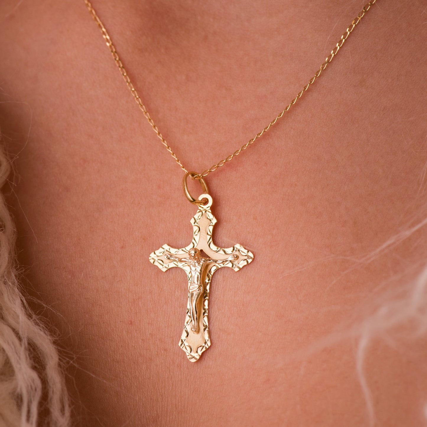 18K CRUZ ORO AMARILLO CON CRISTO TALLADA 35X22 MM