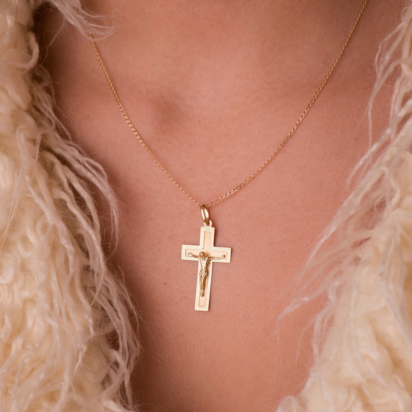18K CRUZ ORO AMARILLO CON CRISTO TALLADA 35X20 MM