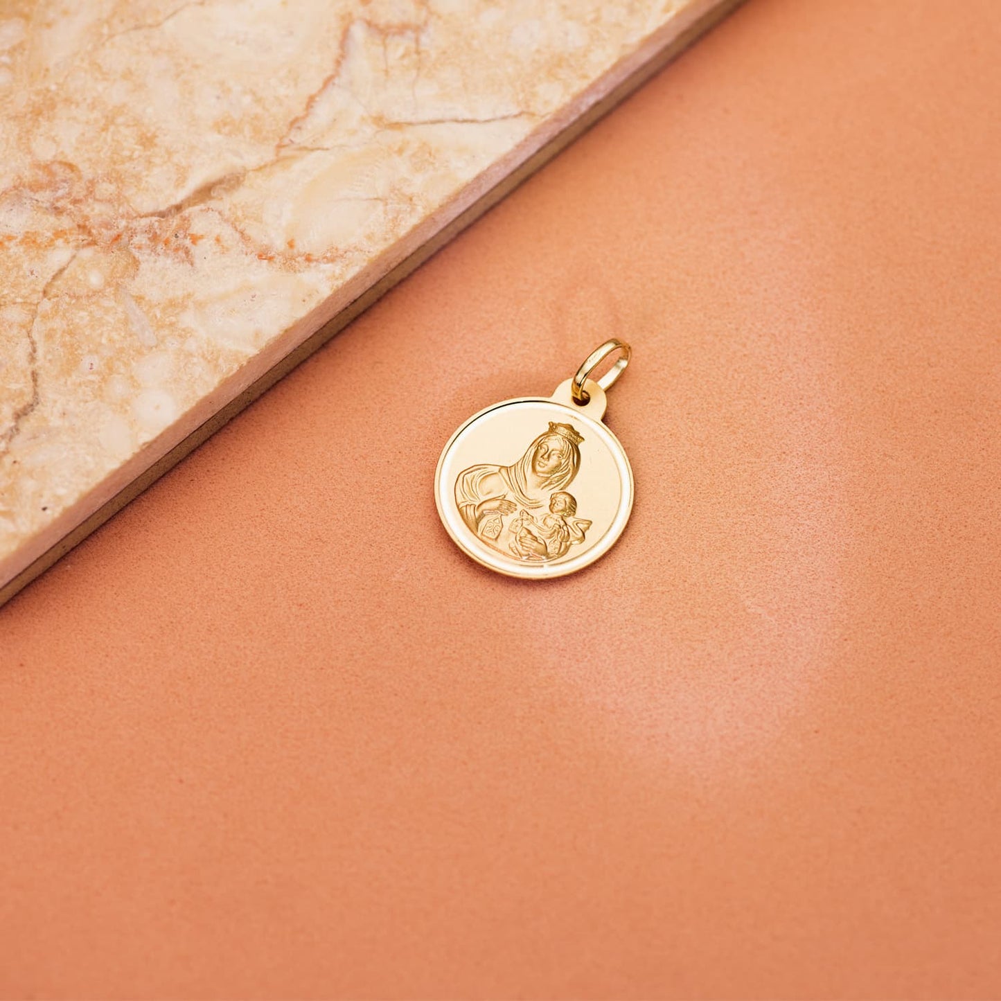 Medalla Virgen del Carmen Bisel 20 mm de oro amarillo 18K