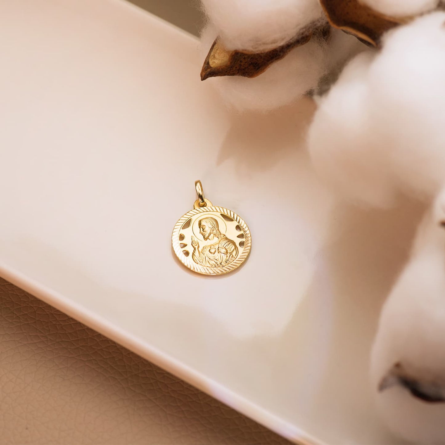 Medalla Cristo Sagrado Corazon de Jesus Helice Calado 18 mm de oro amarillo 18K