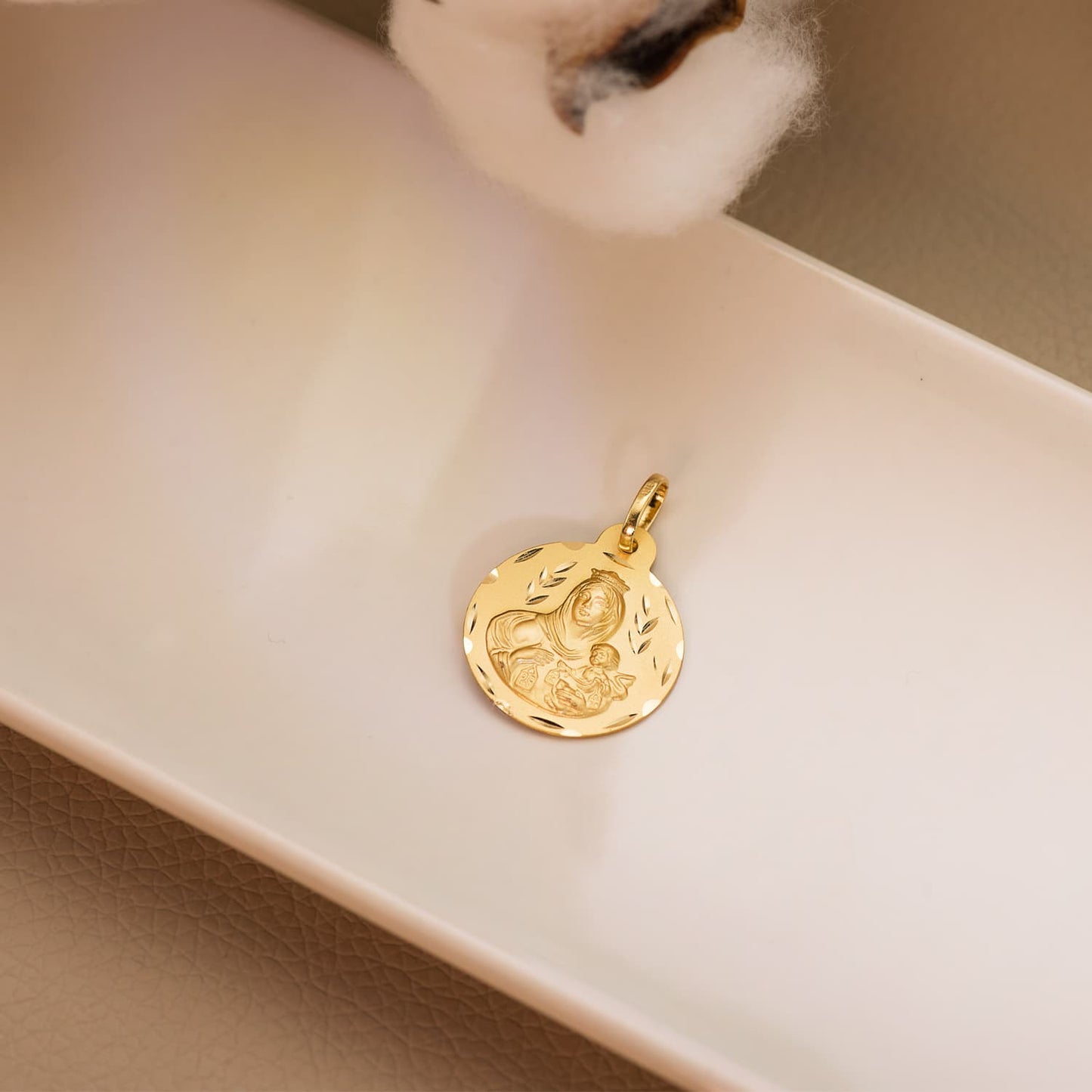 Medalla Tallada Virgen del Carmen 20 mm de oro amarillo 18K