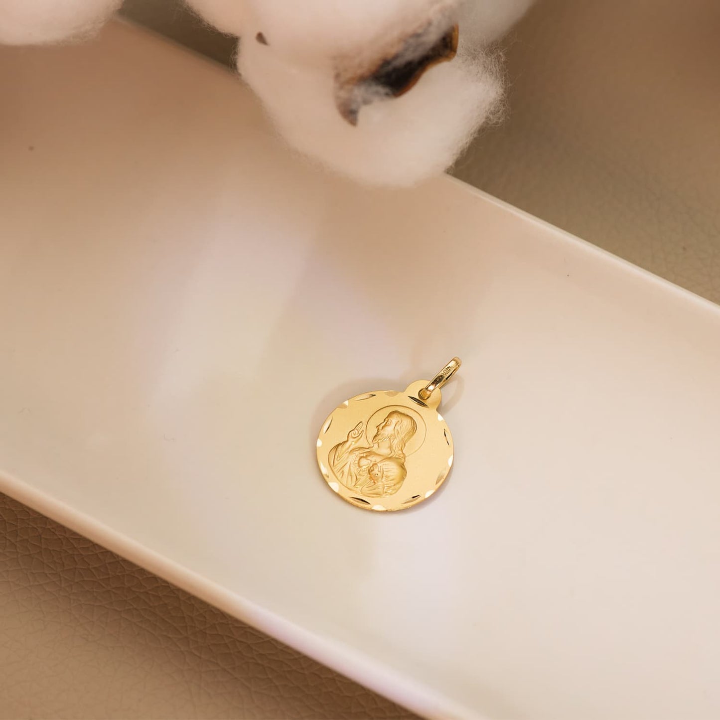 Medalla Cristo Sagrado Corazon de Jesus Tallada 20 mm de oro amarillo 18K