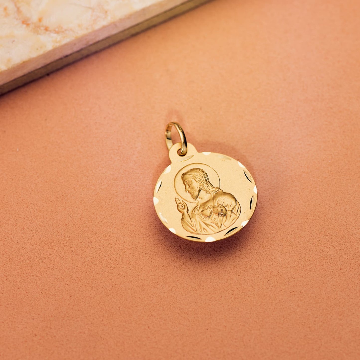 Medalla Cristo Sagrado Corazon de Jesus Tallada 18 mm de oro amarillo 18K
