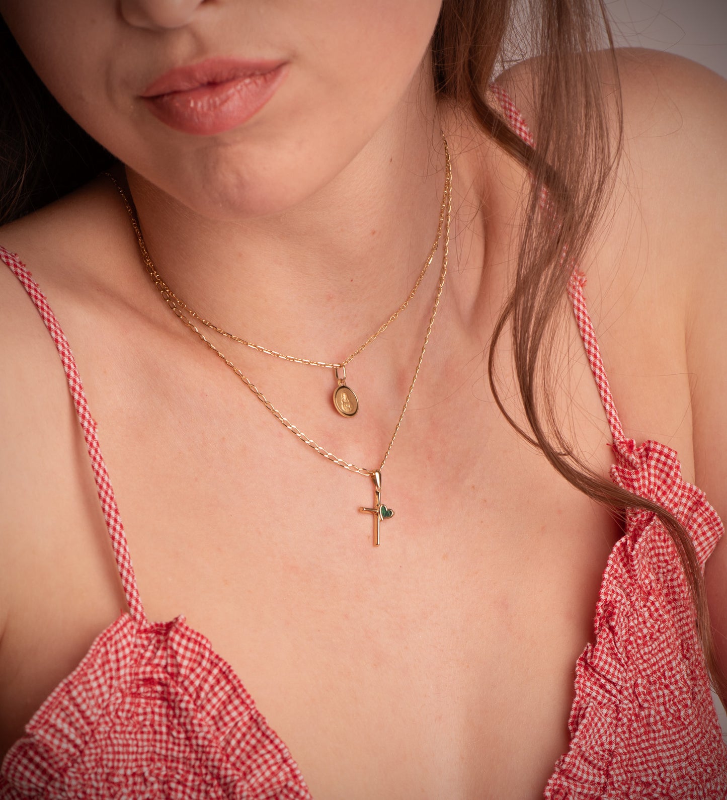 18K CRUZ ORO AMARILLO CON CORAZON DE MALAQUITA. MEDIDA: 18 X 12 MM