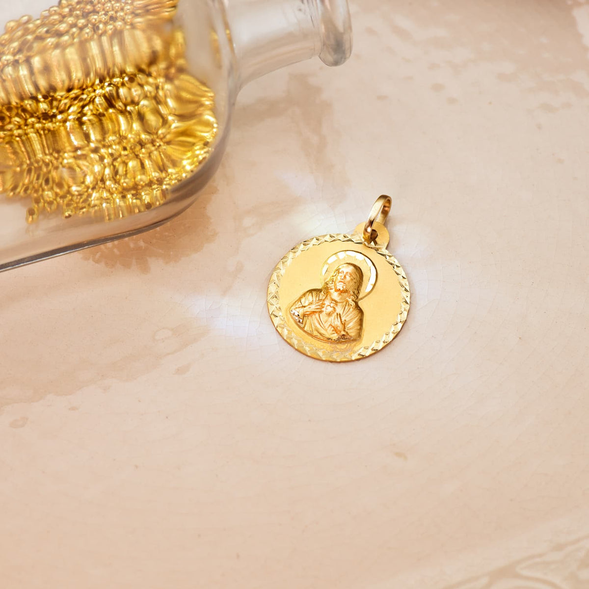 Medalla Sagrado Corazon de Jesus Talla Cruzada 22 mm de oro amarillo 18K