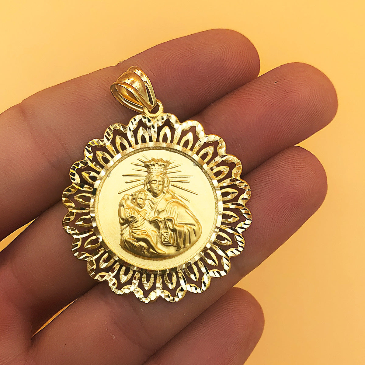 Medalla Virgen del Carmen Cerco Filigrana Tallado 37 x 37 mm de oro amarillo 18K