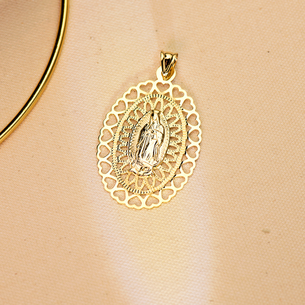 Medalla Virgen de Guadalupe Oval 50 x 35 mm Cerco Corazones de oro amarillo 18K