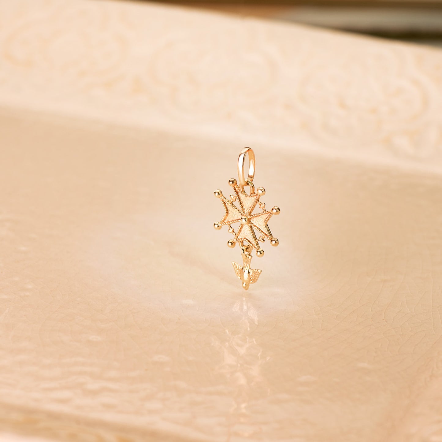 18K CRUZ DE HUGUENOTTE ORO AMARILLO CON PALOMA. 23 X 15 MM