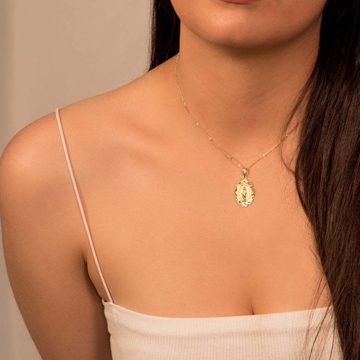 Medalla Virgen de la Milagrosa Cerco 23 x 16 mm 1.15gr de oro amarillo 18K