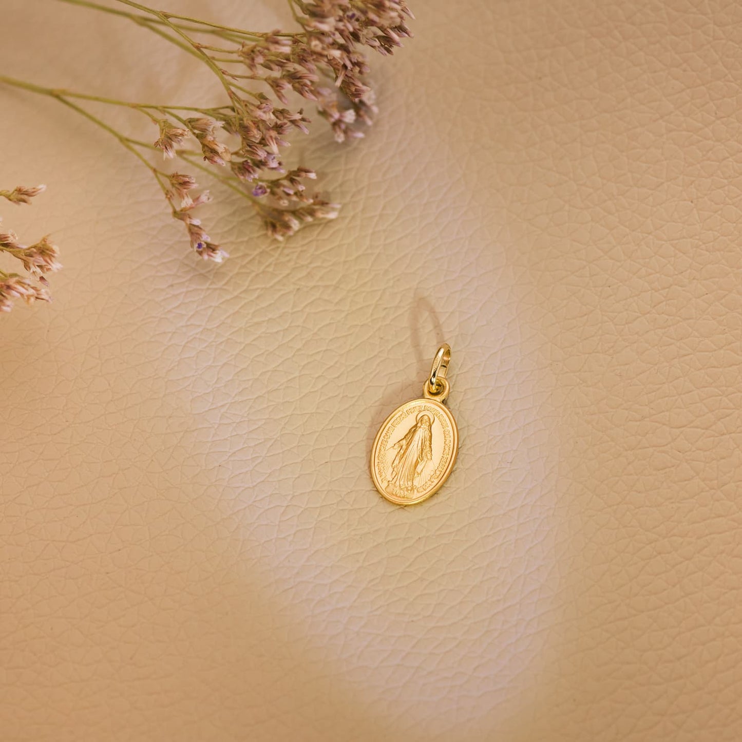 Medalla Virgen Milagrosa Oval 17 x 10 mm de oro amarillo 18K