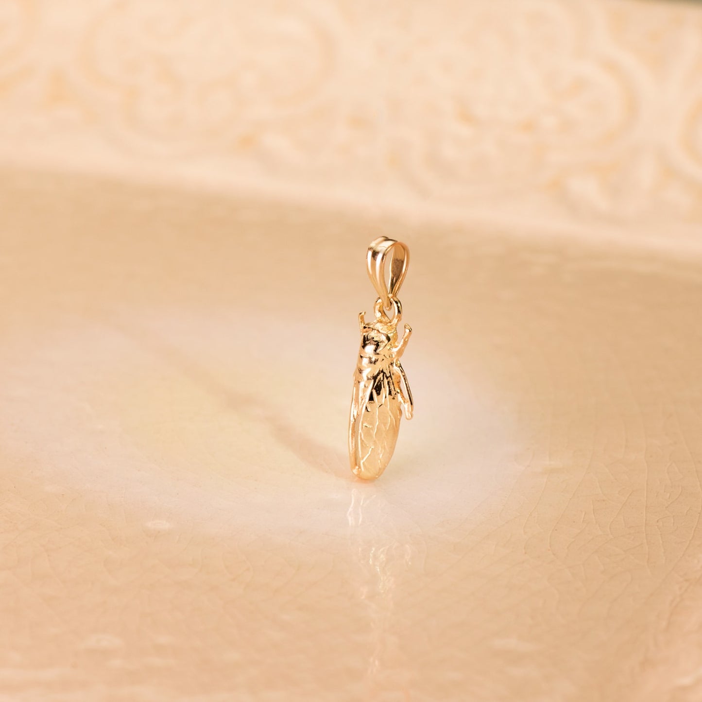 18K COLGANTE ORO AMARILLO CIGARRA DE LA CAMARGA. 19 X 9 MM