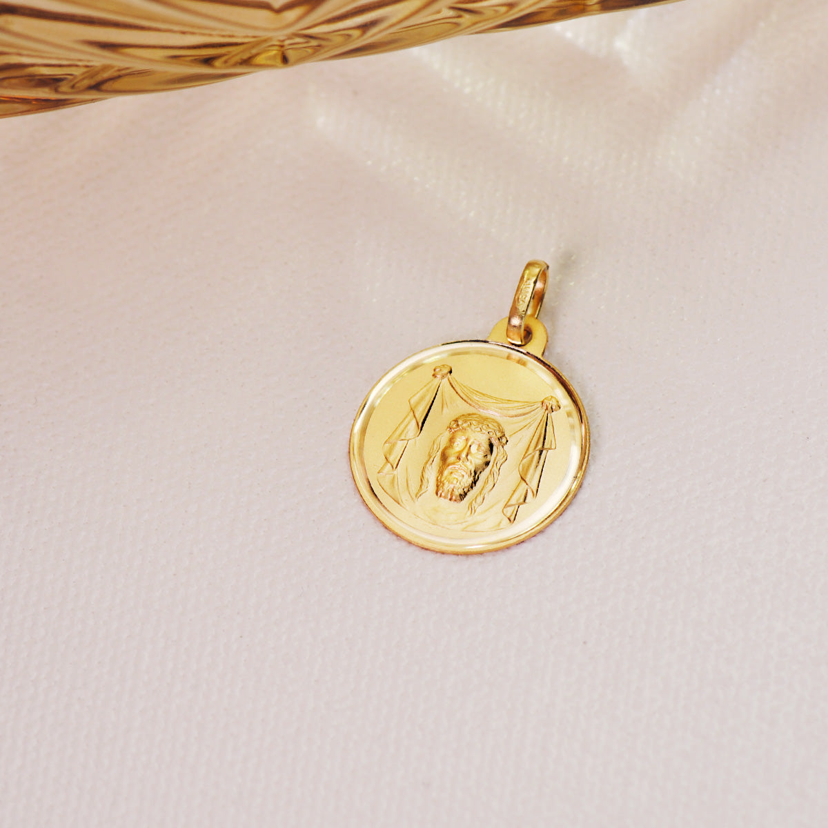 Medalla Santa Faz Bisel 18 mm de oro amarillo 18K