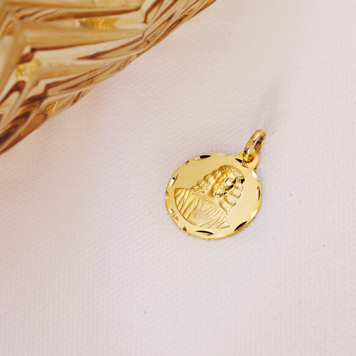 Medalla Cristo Medinaceli Talladad 18 mm de oro amarillo 18K