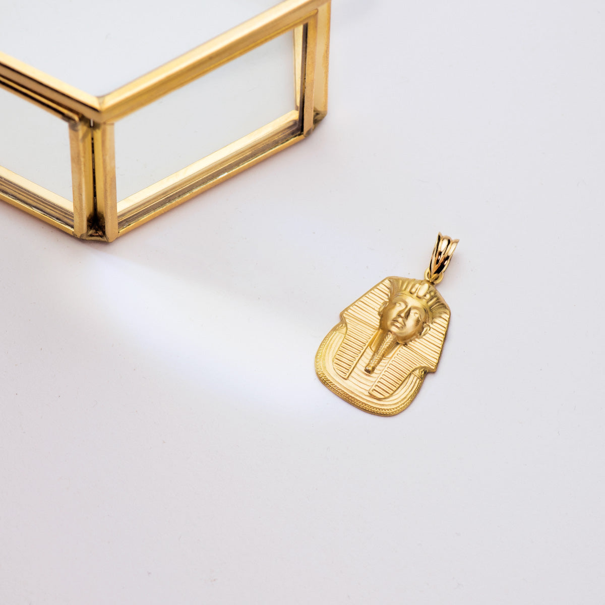 Colgante Egipcio Tutankamon Matizado. 30 x 22 mm de oro amarillo 18K