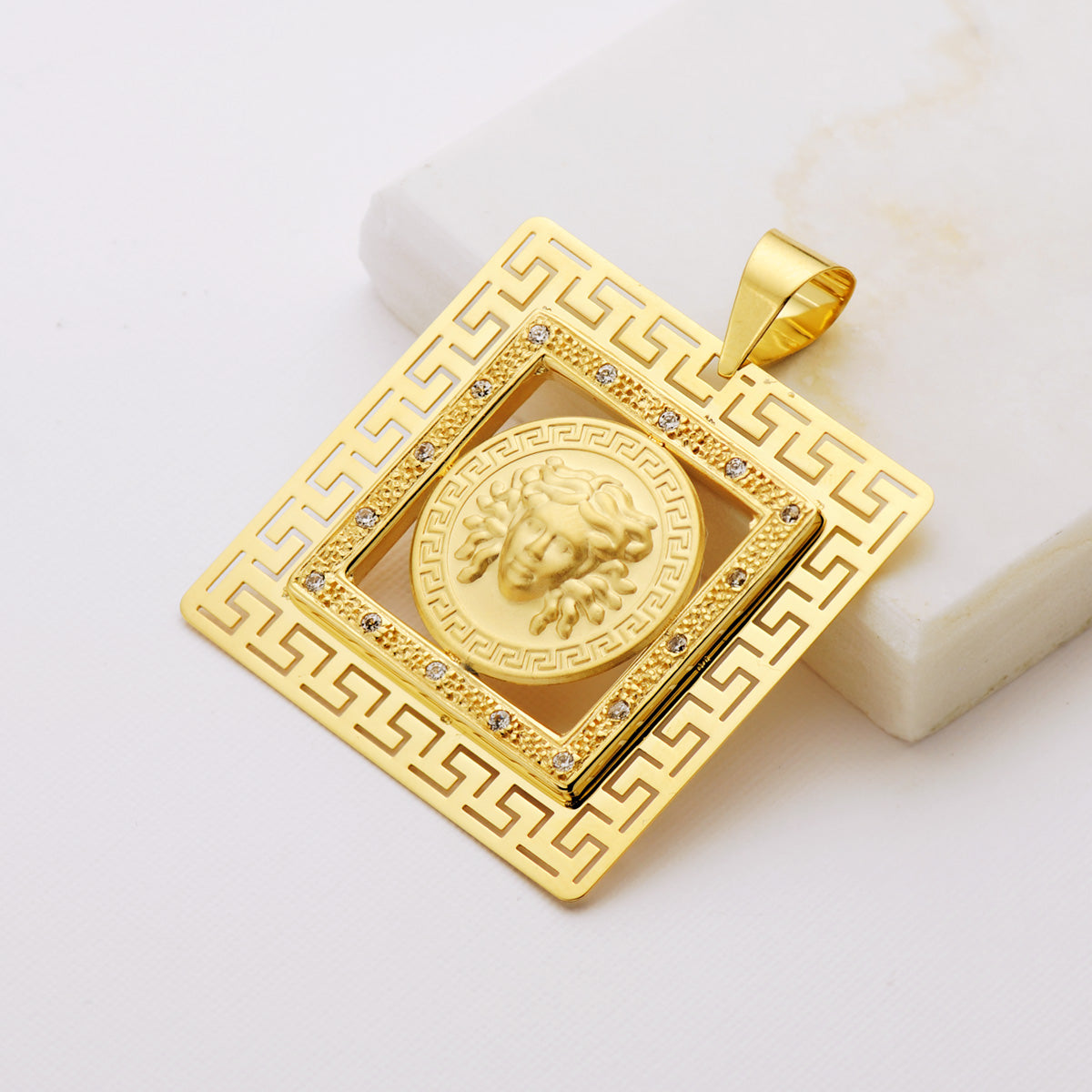 Colgante Cuadrado Medusa y Grecas con Circonita 37 x 37 mm de oro amarillo 18K