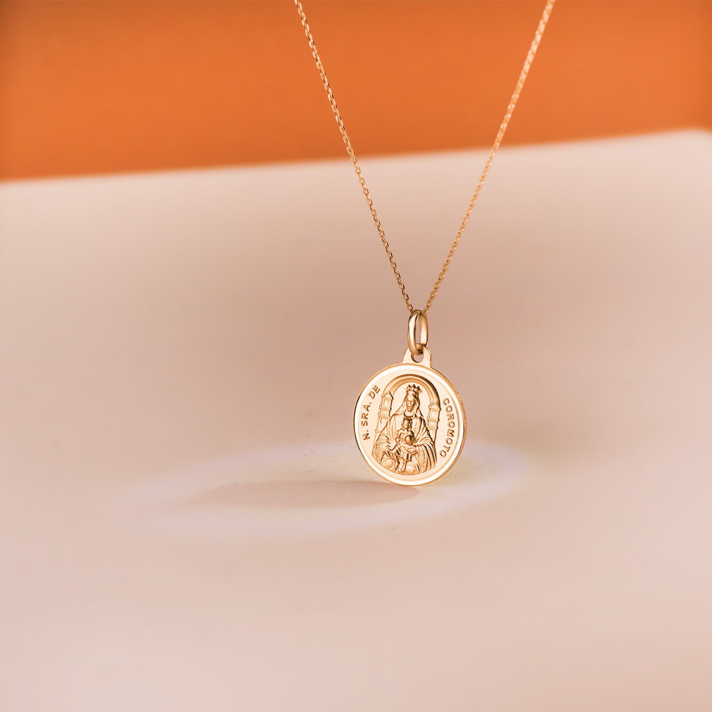 18K MEDALLA ORO AMARILLO VIRGEN NUESTRA SRA DEL COROMOTO 18 MM TALLA BISEL