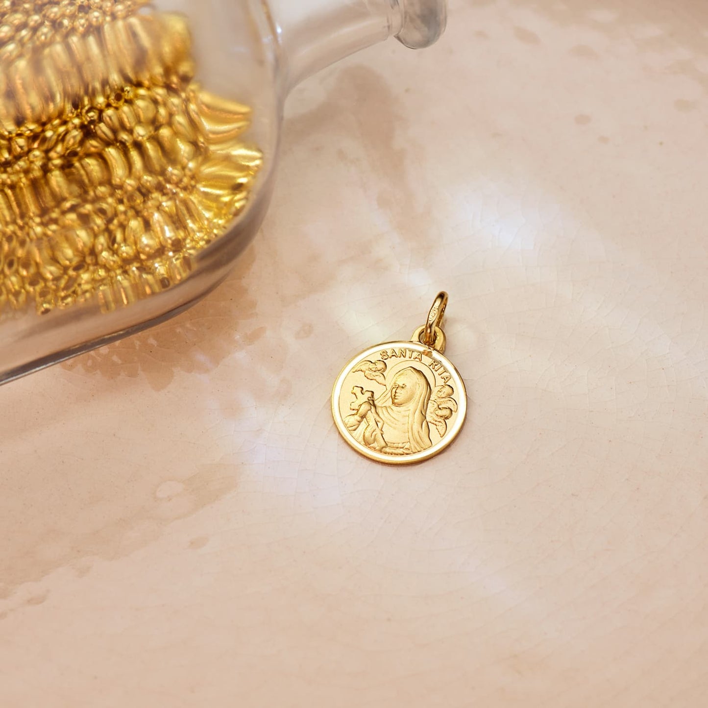 Medalla Santa Rita Bisel 14 mm de oro amarillo 18K