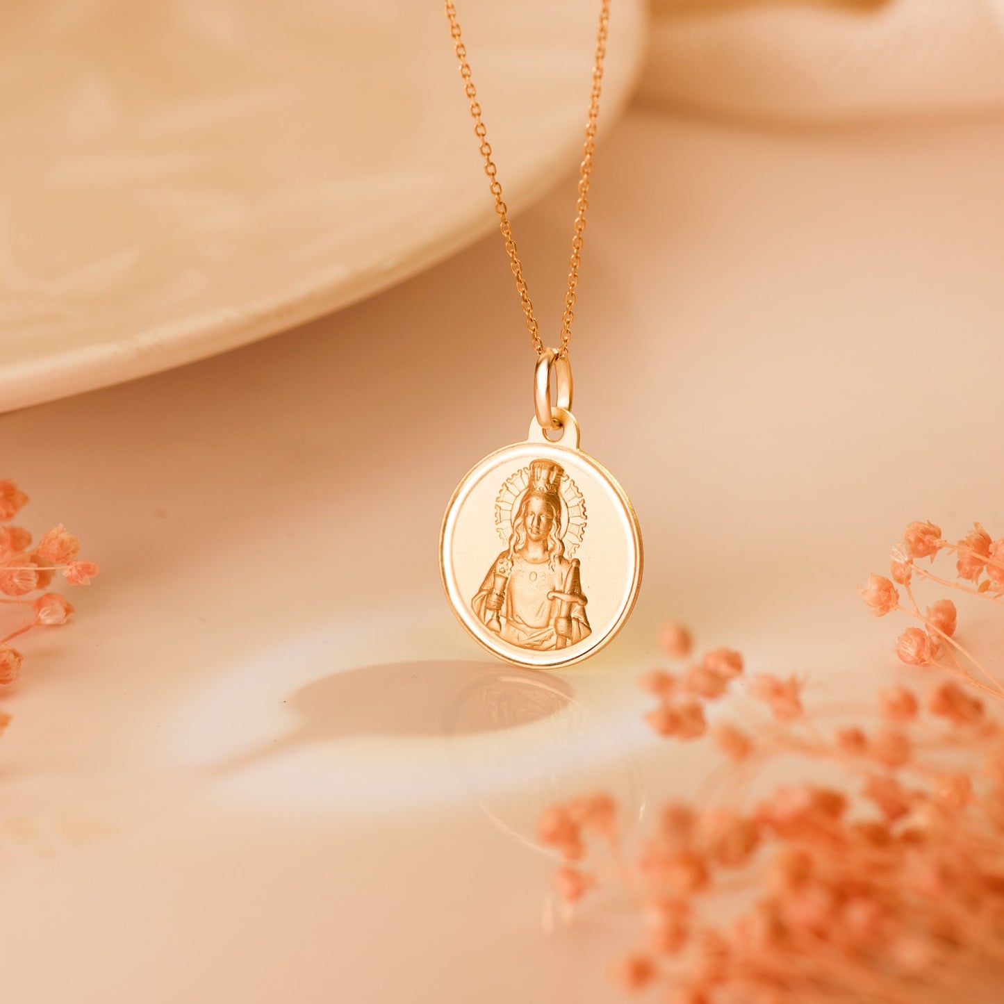 Medalla Santa Barbara Bisel Matizada 18 mm de oro amarillo 18K