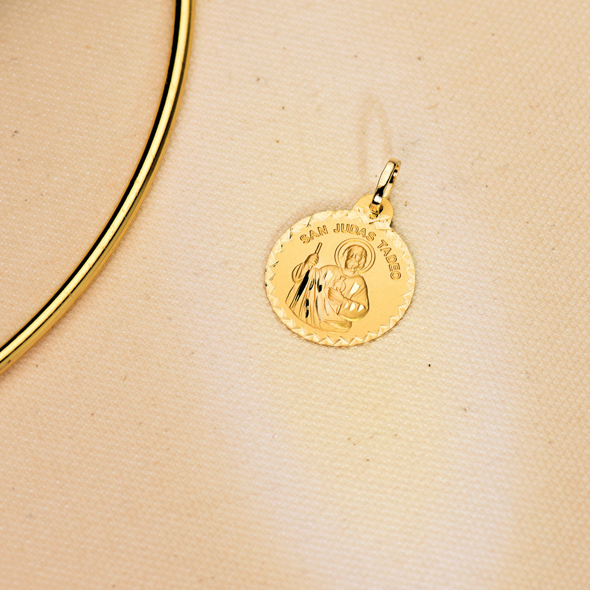 Medalla San Judas Tadeo Borde Talla Cruzada. Medida: 20 mm de oro amarillo 18K