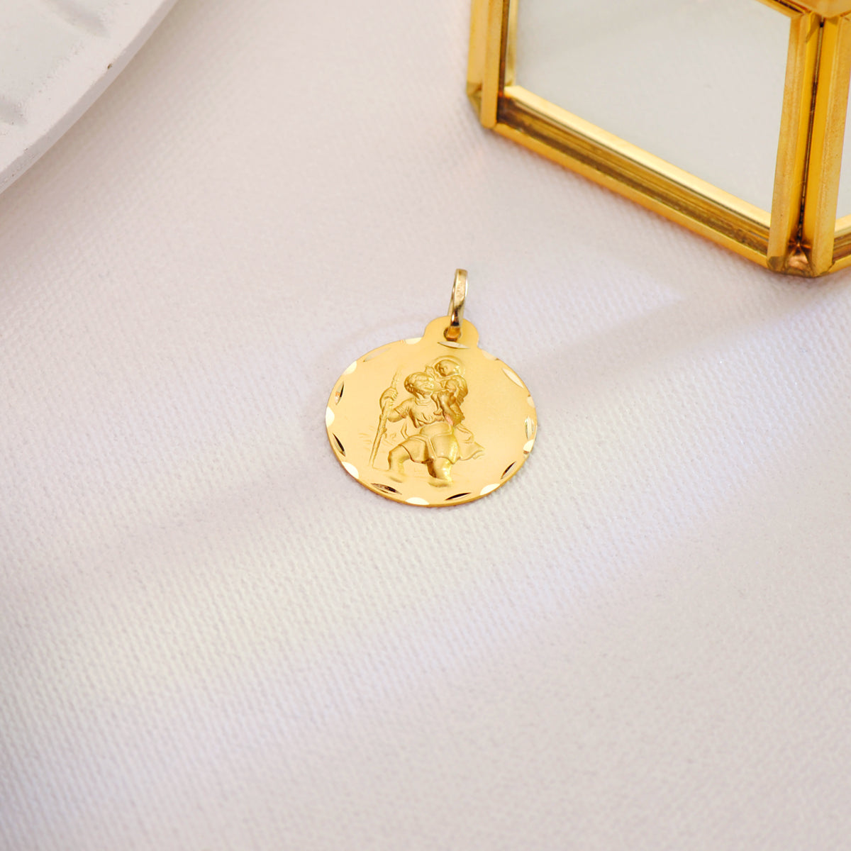 Medalla San Cristobal Tallada 20 mm de oro amarillo 18K