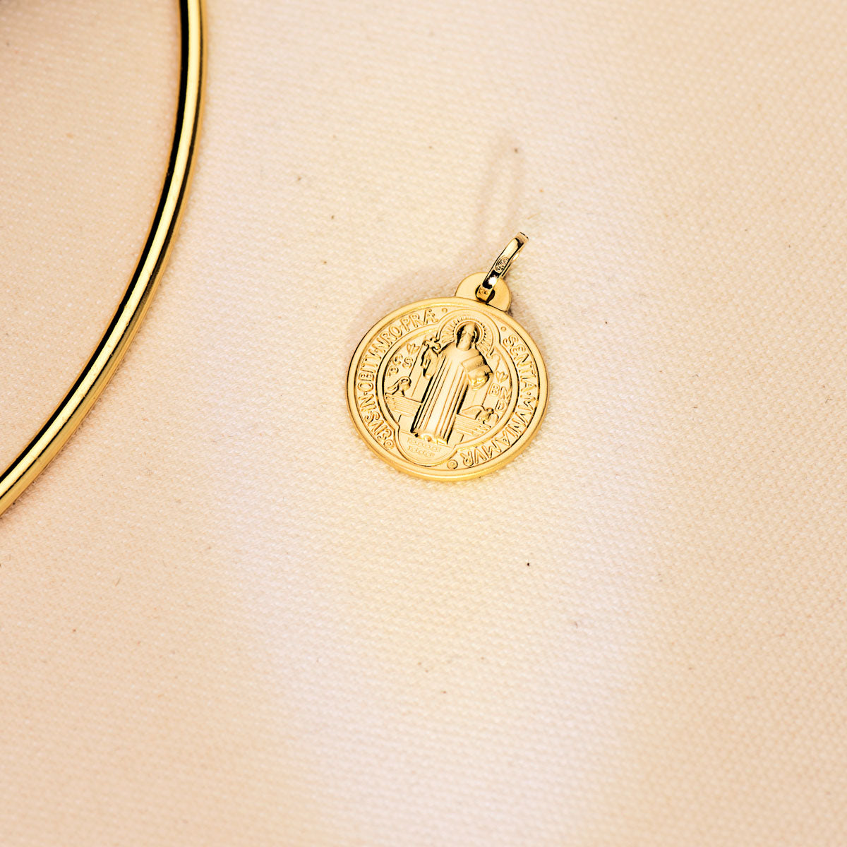 Medalla Escapulario San Benito Monje 20 mm Matizada de oro amarillo 18K